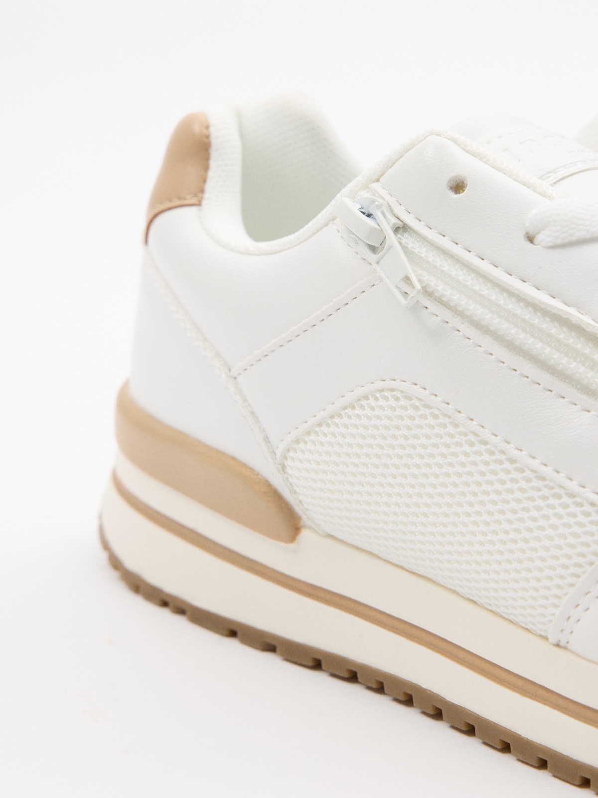 Combined running sneaker white detail view