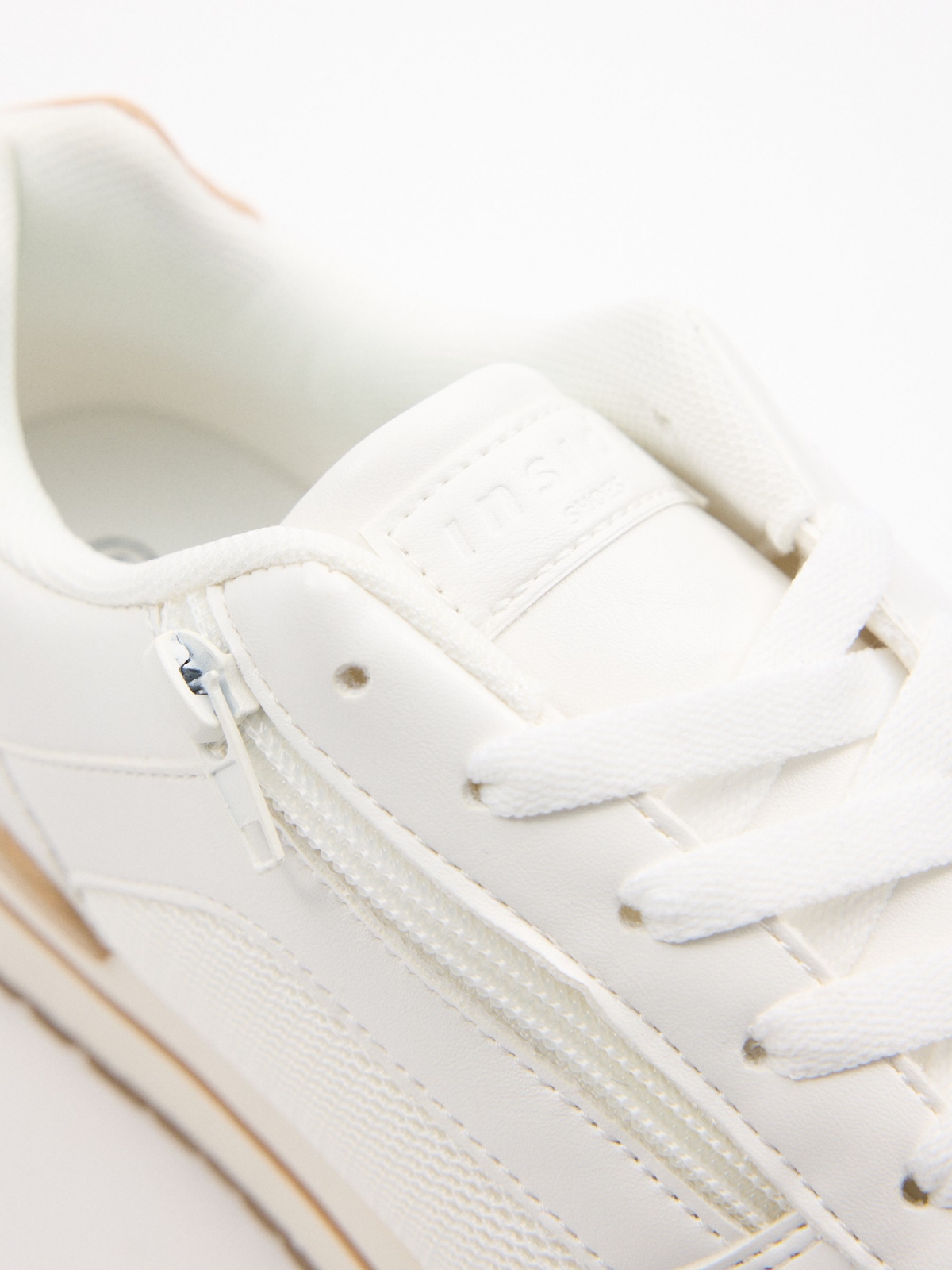 Sapato desportivo de corrida combinada branco vista detalhe
