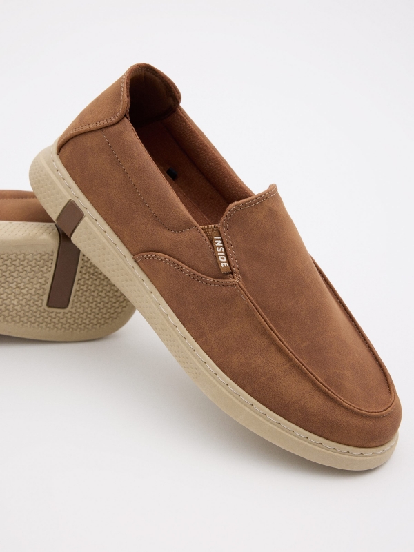 Sneakers with elastic band light brown detail view