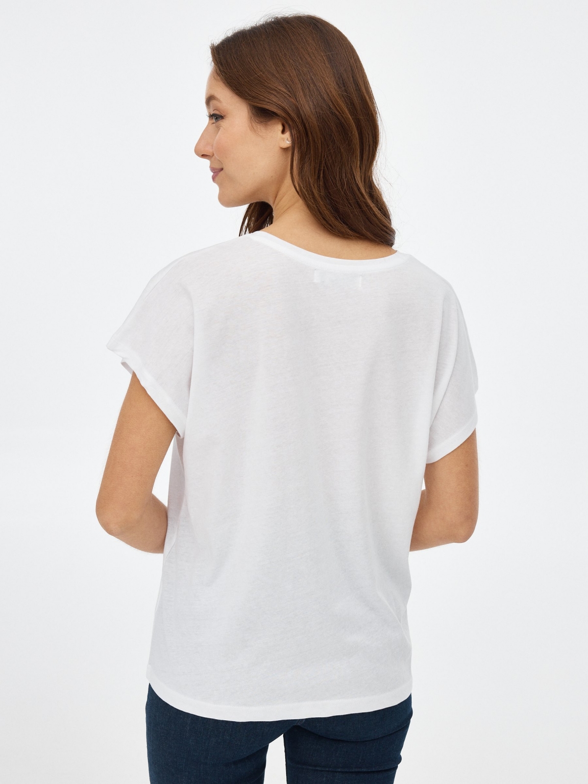 T-shirt com estampado branco vista meia traseira