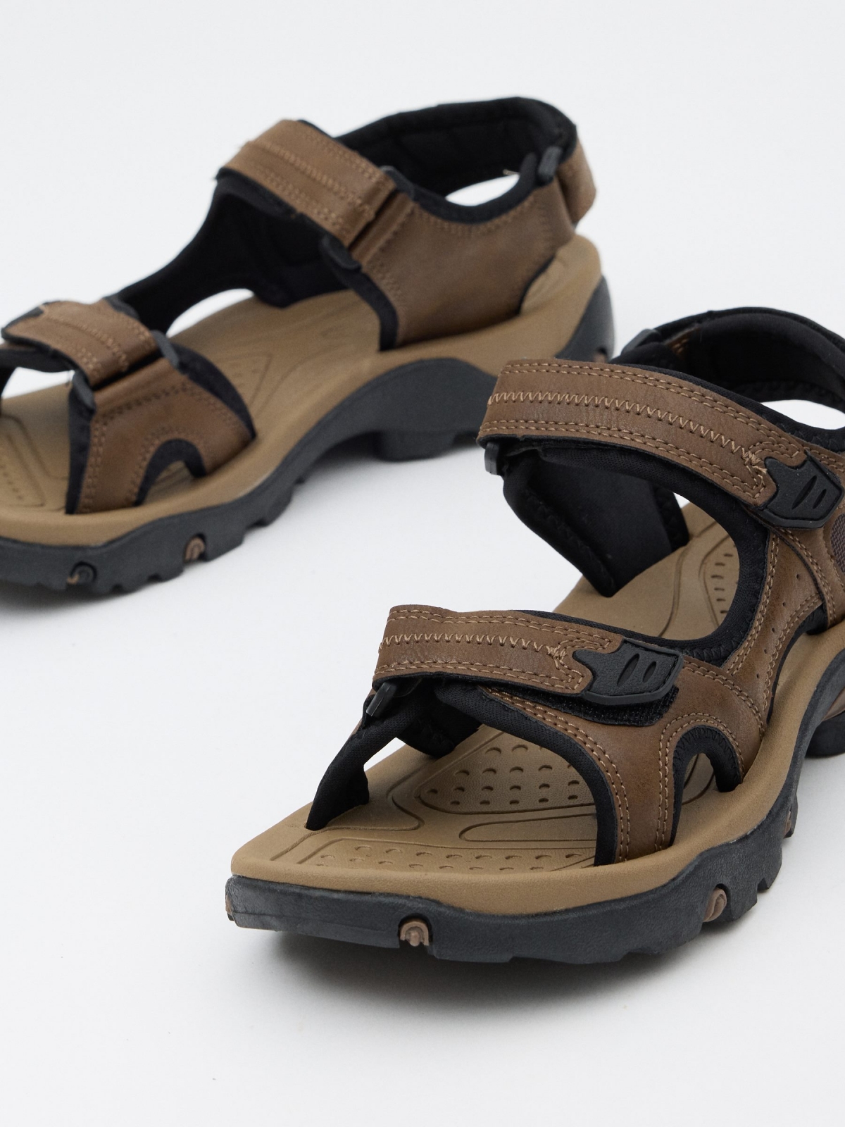 Sandália esportiva marrom efeito de couro vista detalhe