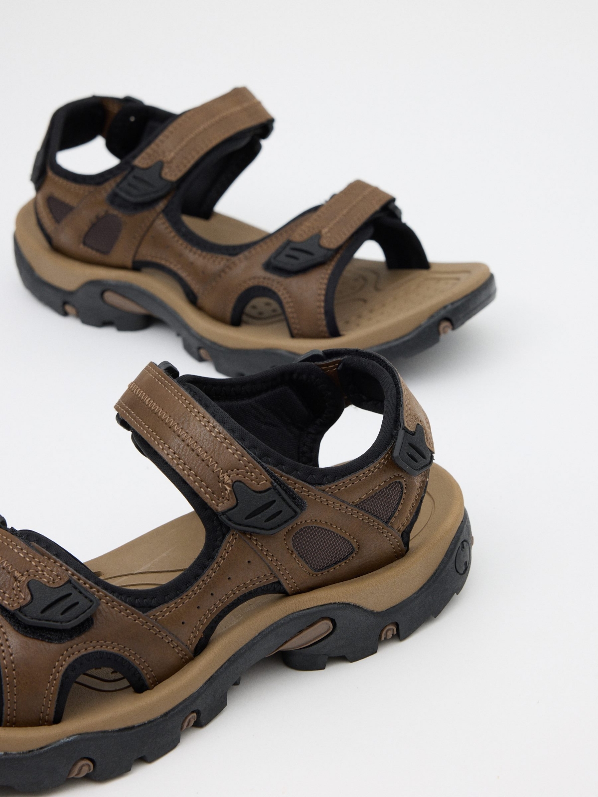 Sandália esportiva marrom efeito de couro marrom escuro vista detalhe