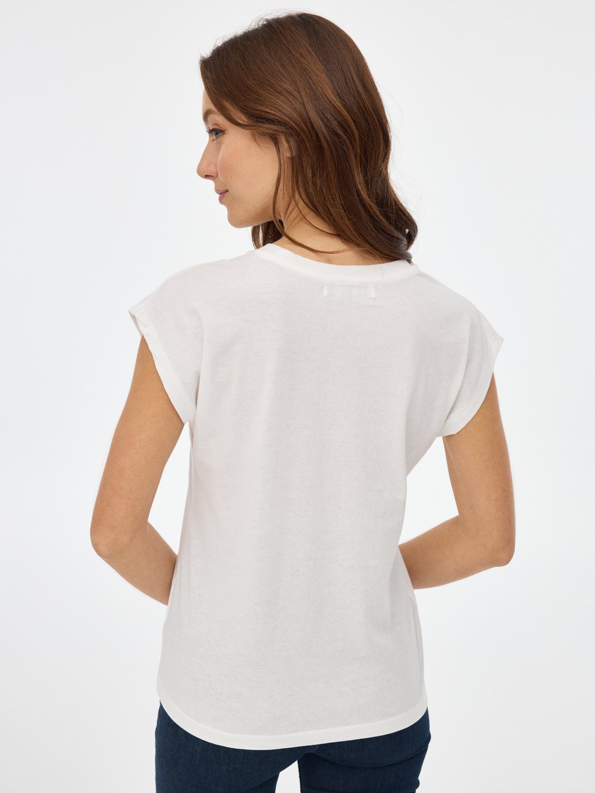 Camiseta con estampado blanco roto vista media trasera