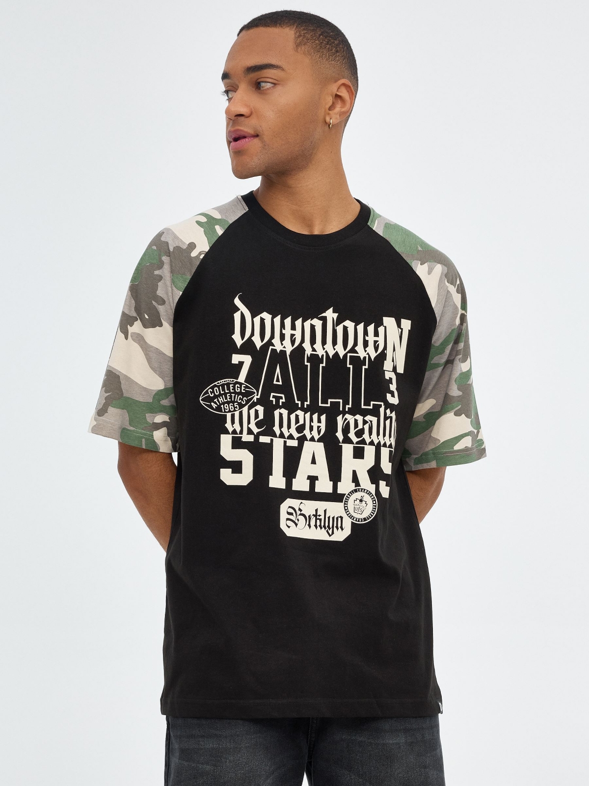 T-shirt de texto e camuflagem preto vista meia frontal