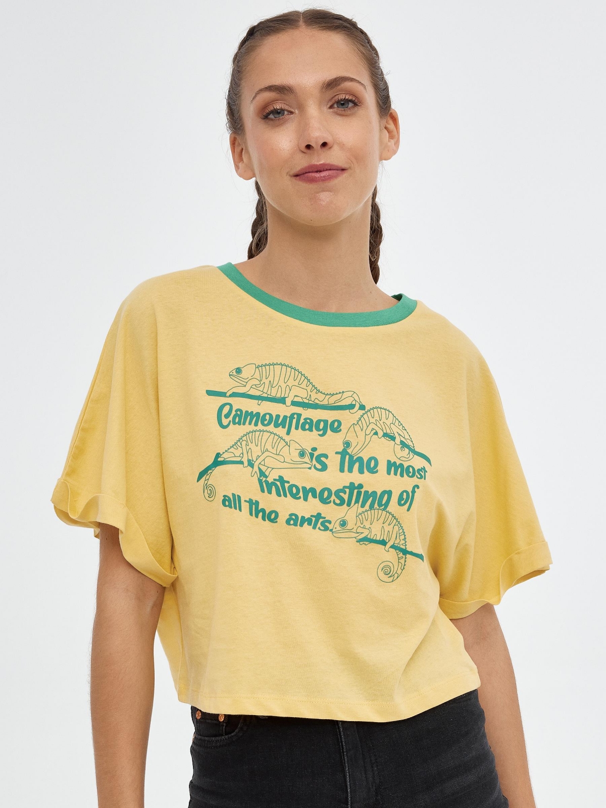 T-shirt crop camaleão amarelo pastel vista meia frontal