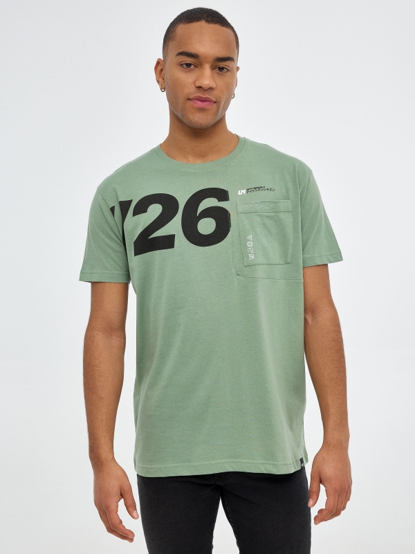 T-shirt gráfica com bolso verde oliva vista meia frontal