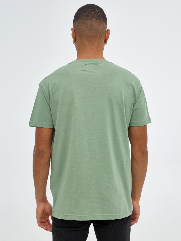 T-shirt gráfica com bolso verde oliva vista meia traseira