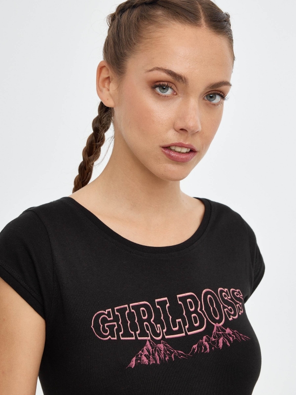 T-shirt print Girlboss preto vista detalhe