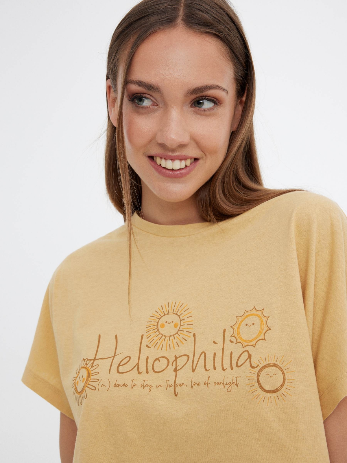 Camiseta crop Heliophilia marrón tierra vista detalle