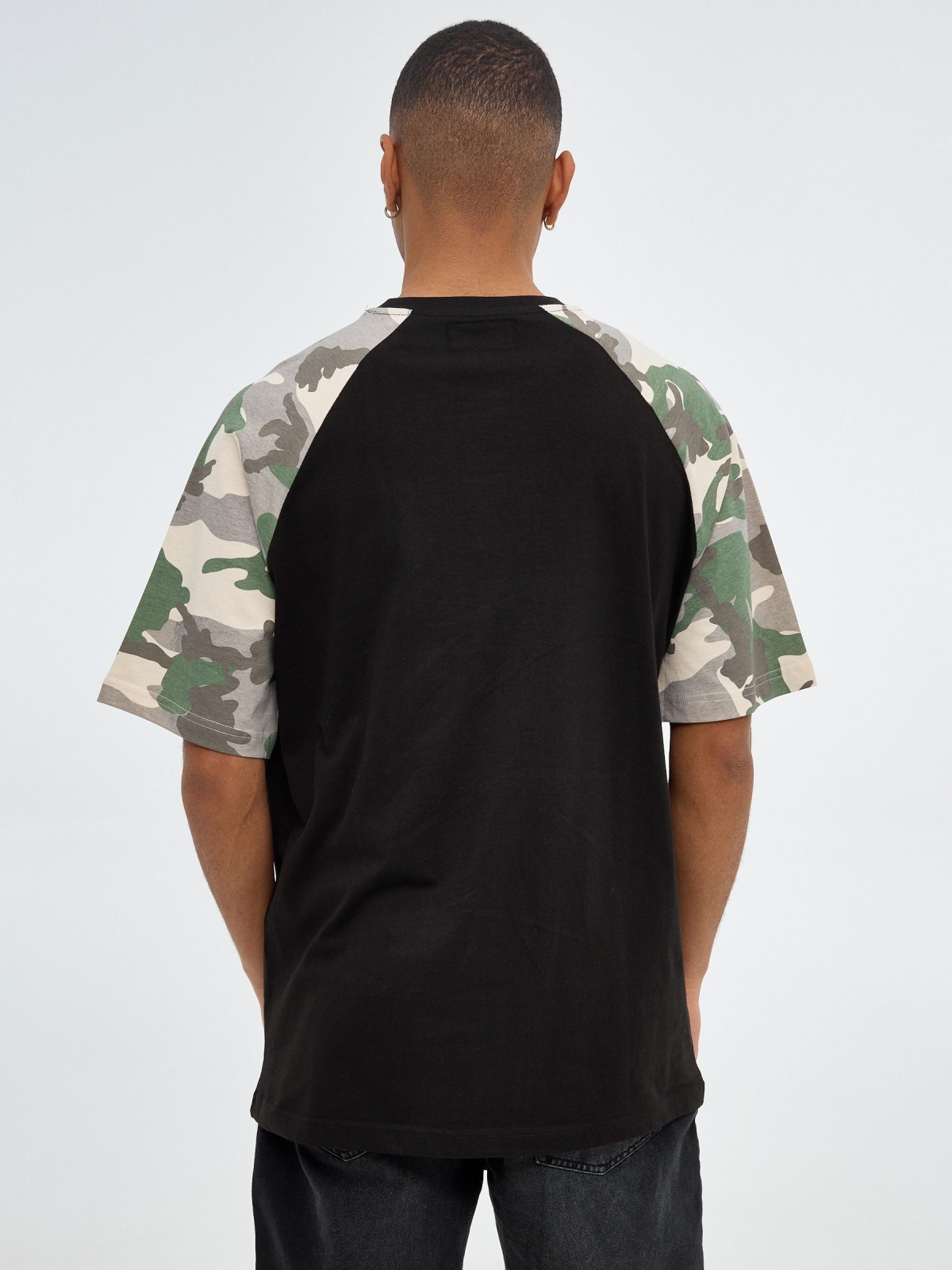 T-shirt de texto e camuflagem preto vista meia traseira