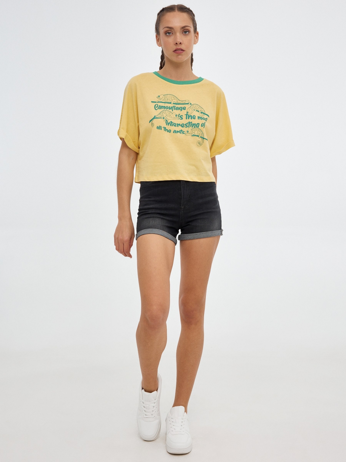 T-shirt crop camaleão amarelo pastel vista geral frontal