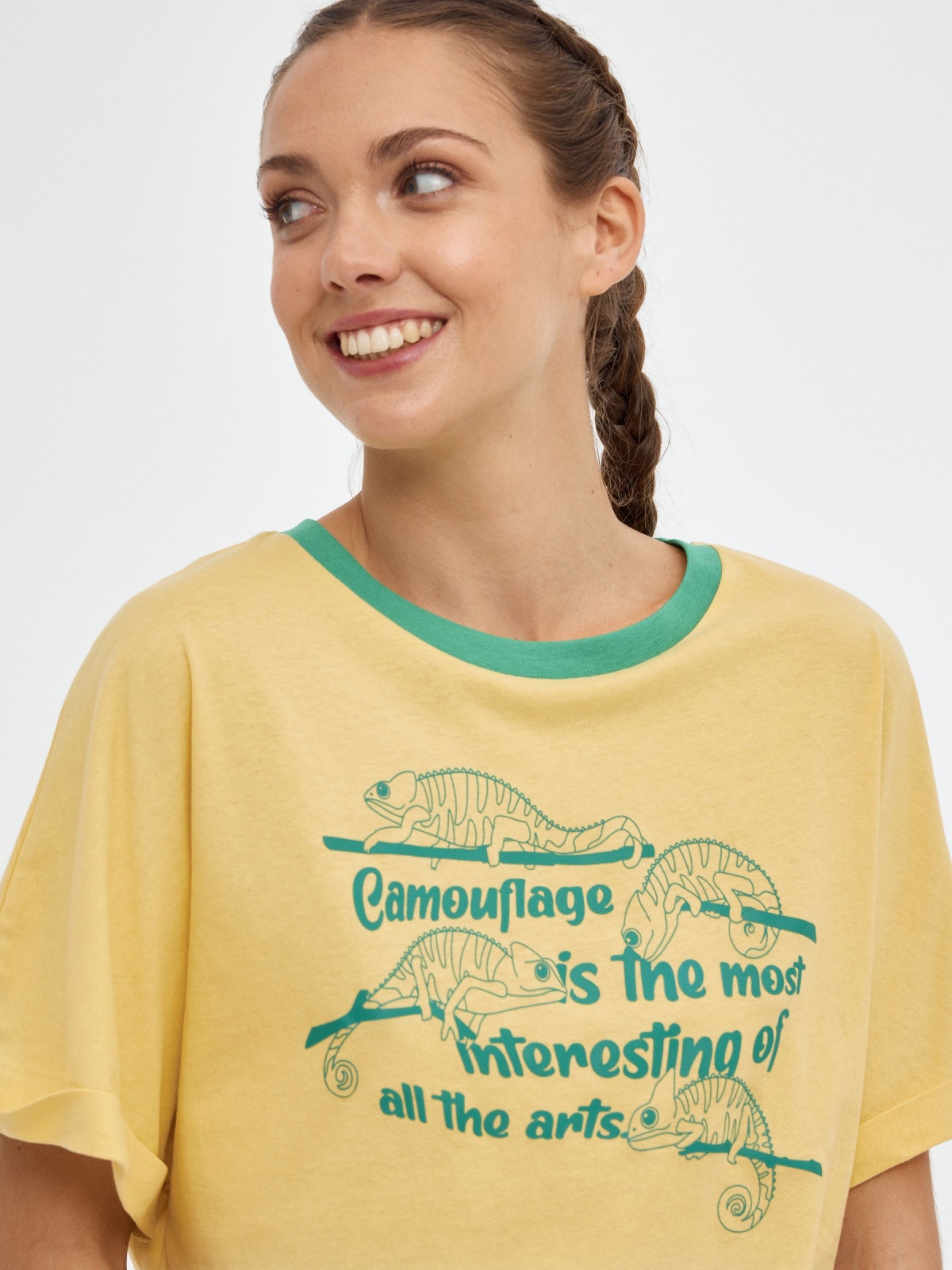 T-shirt crop camaleão amarelo pastel vista detalhe