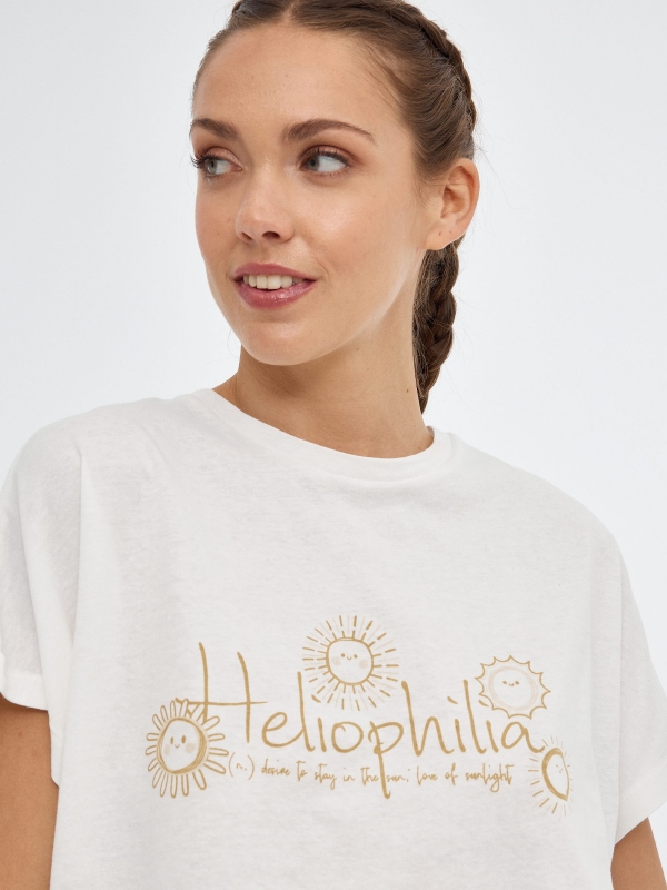T-shirt crop Heliophilia bege vista detalhe