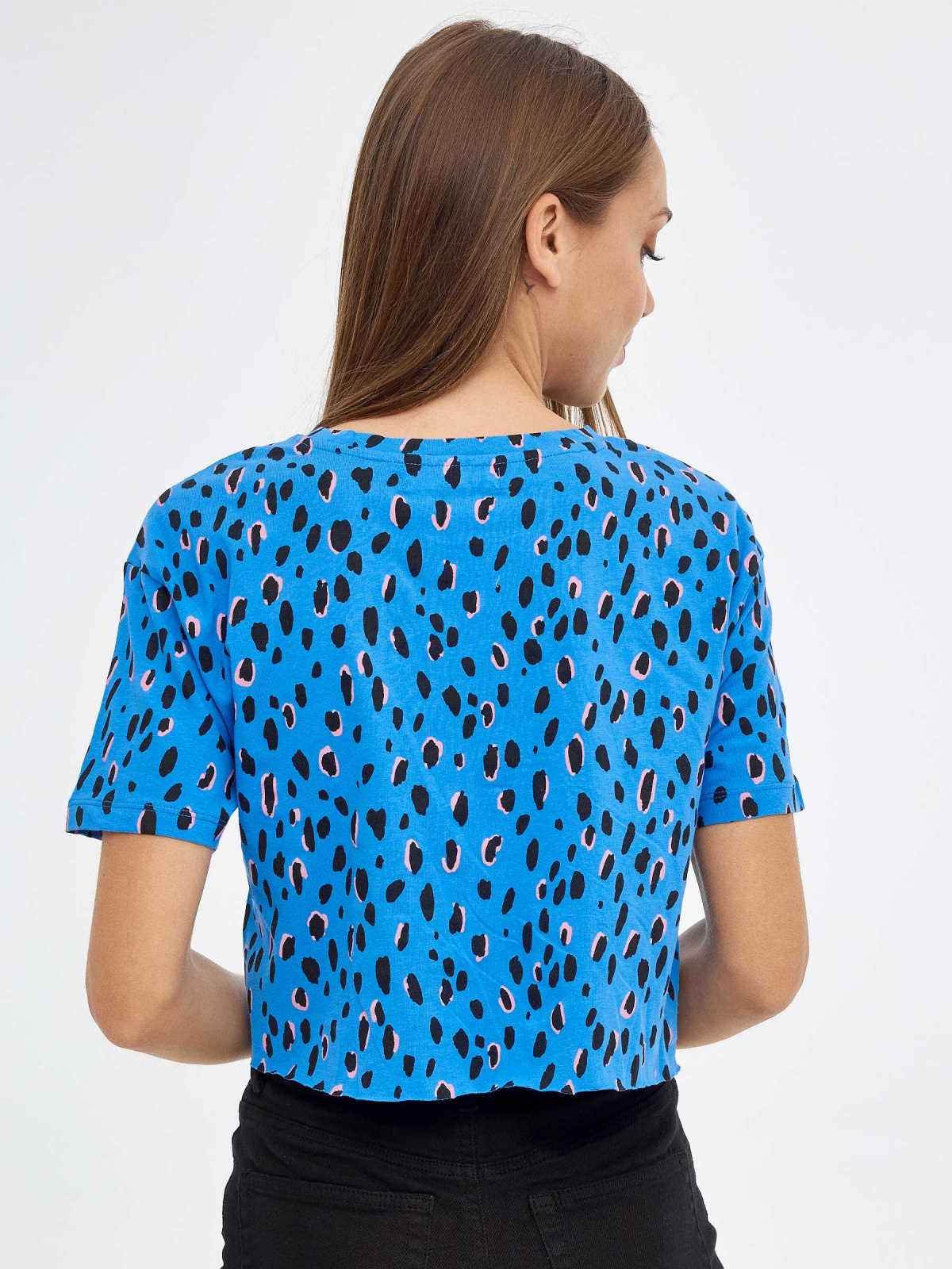T-shirt com nó de estampa animal azul vista meia traseira