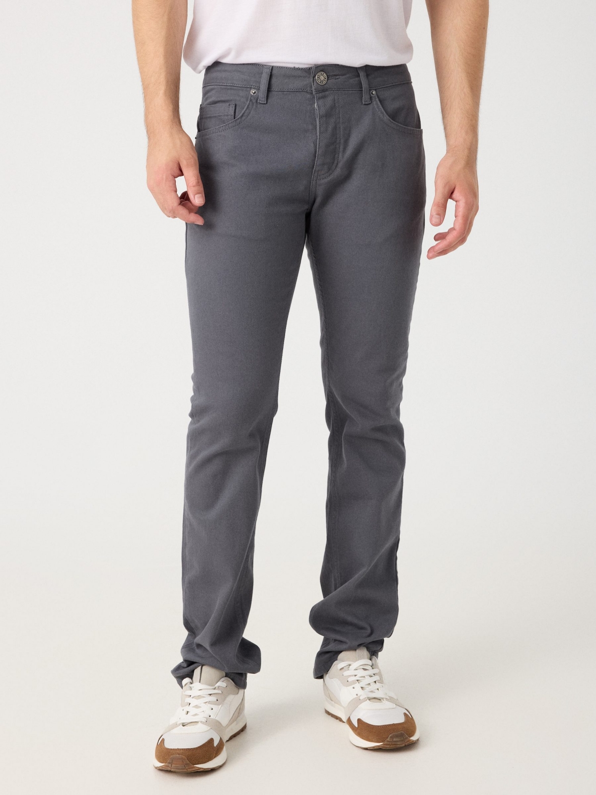 Pantalón regular cinco bolsillos gris vista media frontal
