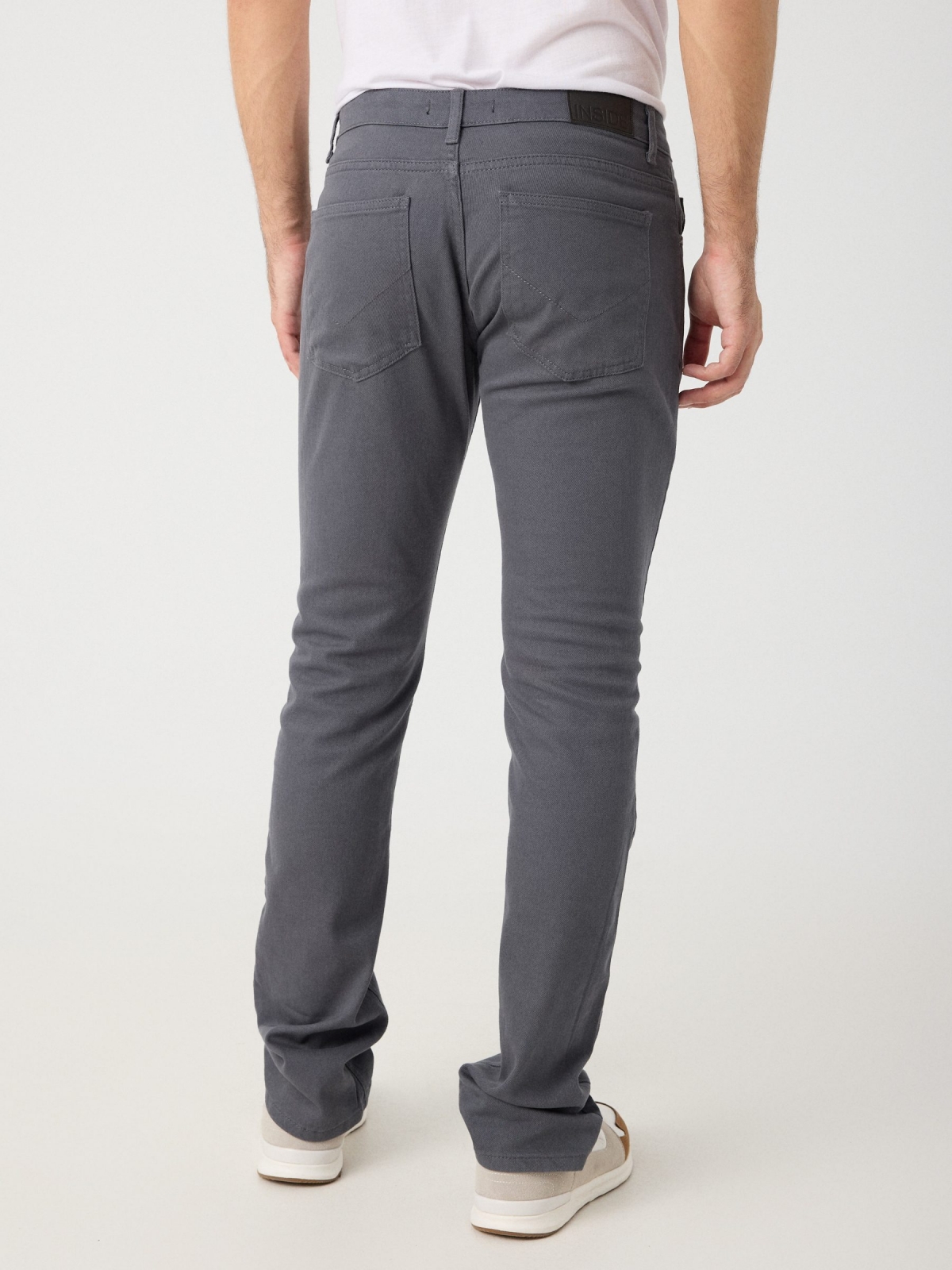 Pantalón regular cinco bolsillos gris vista media trasera