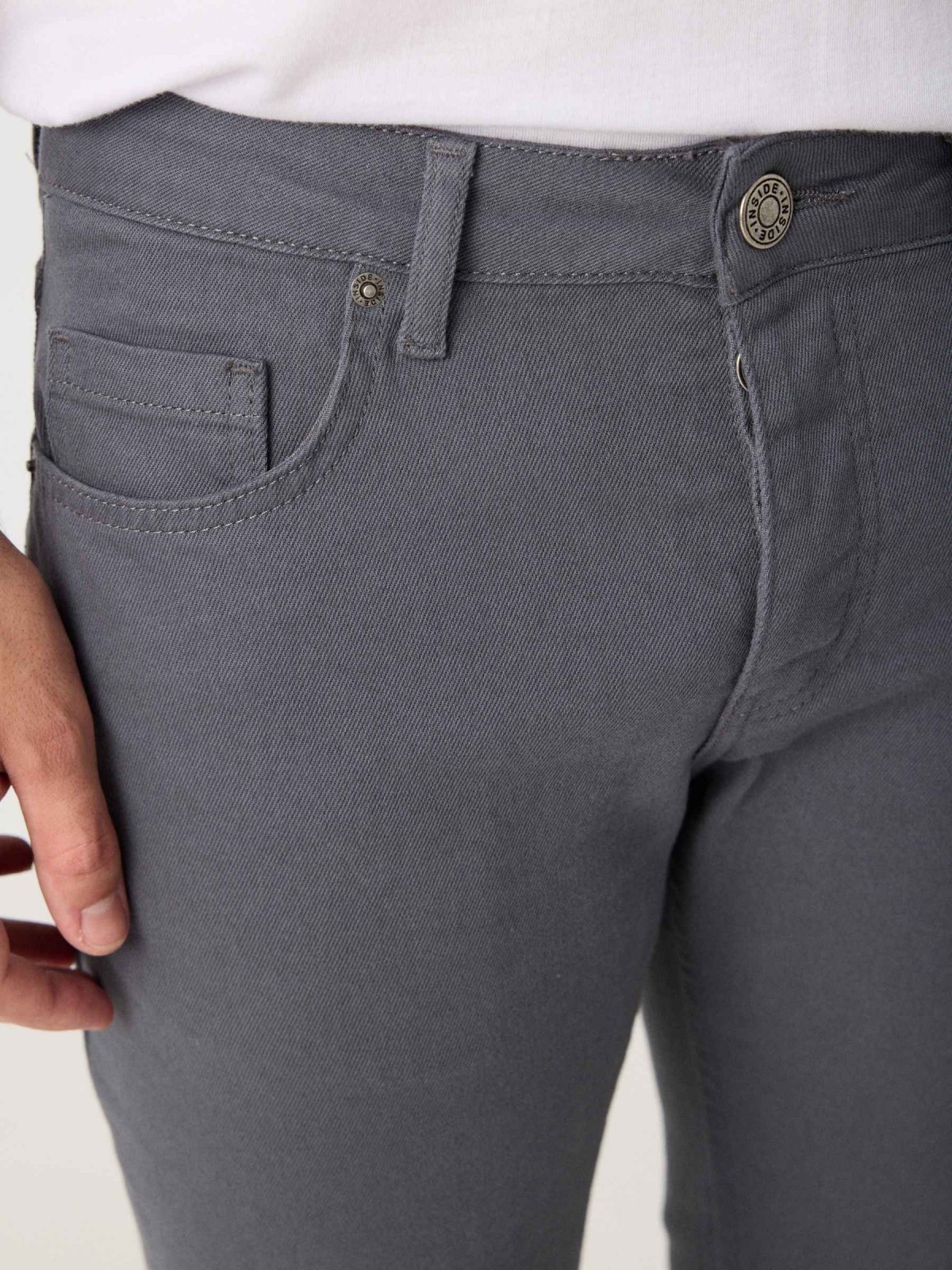 Pantalón regular cinco bolsillos gris vista detalle