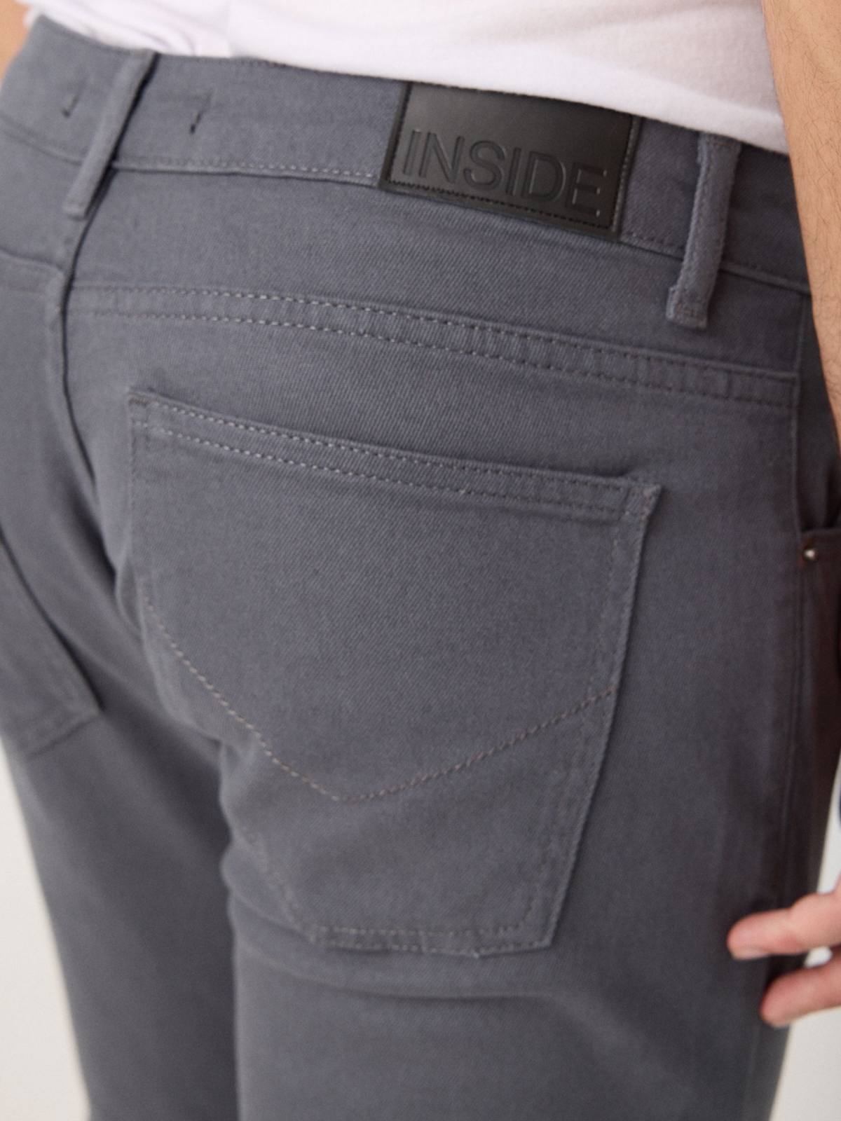 Pantalón regular cinco bolsillos gris vista detalle