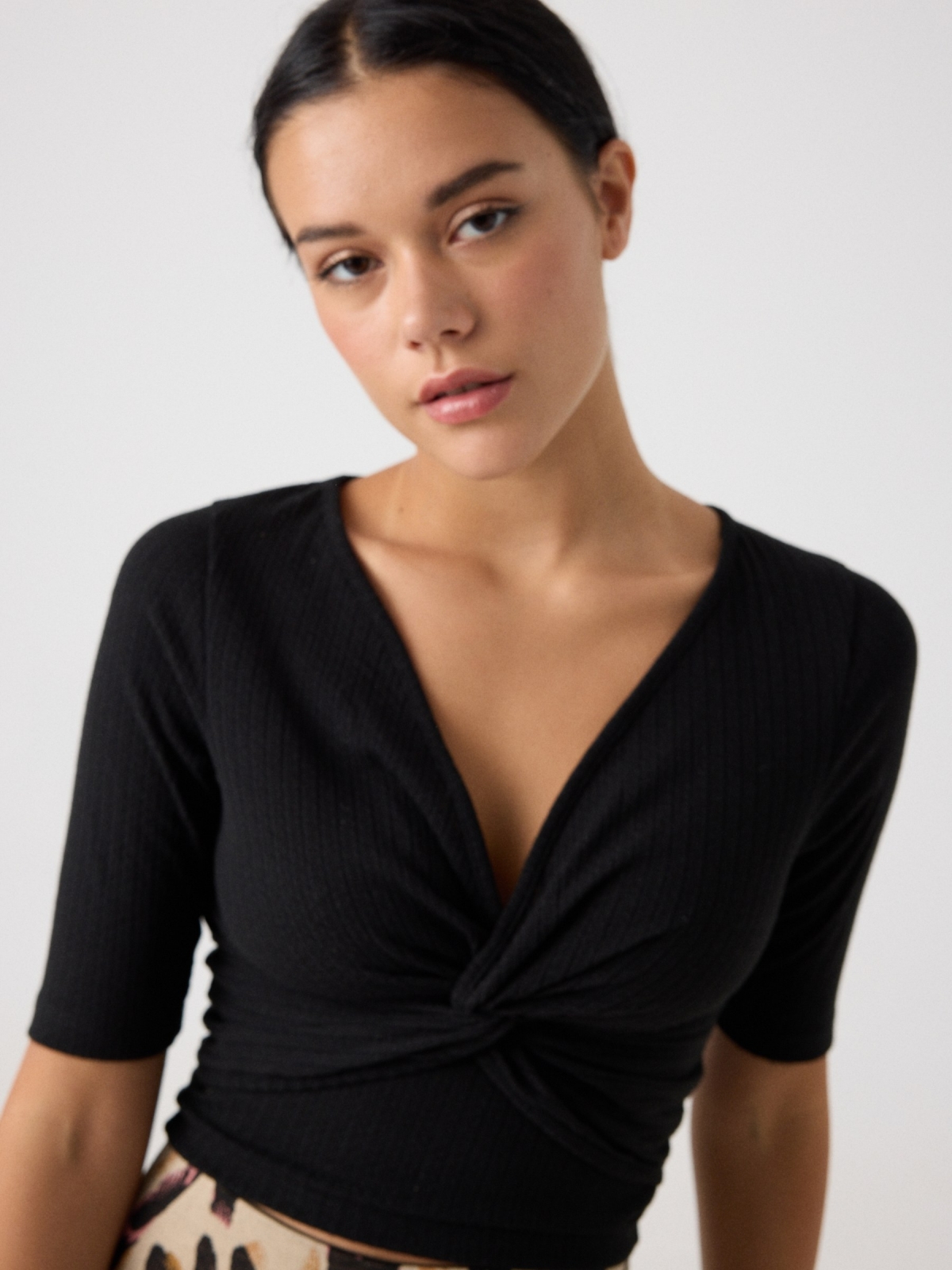 Ribbed t-shirt with V-neck knot black detail view