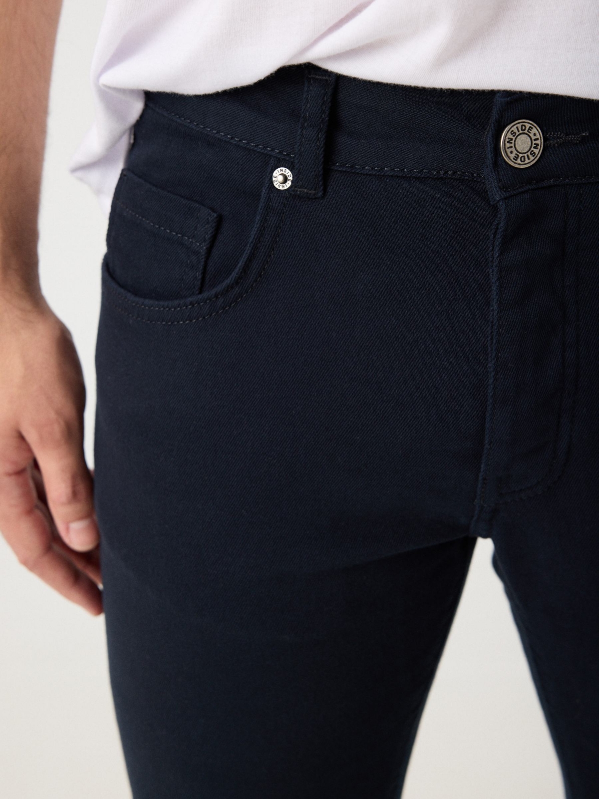 Pantalón regular cinco bolsillos azul marino vista detalle