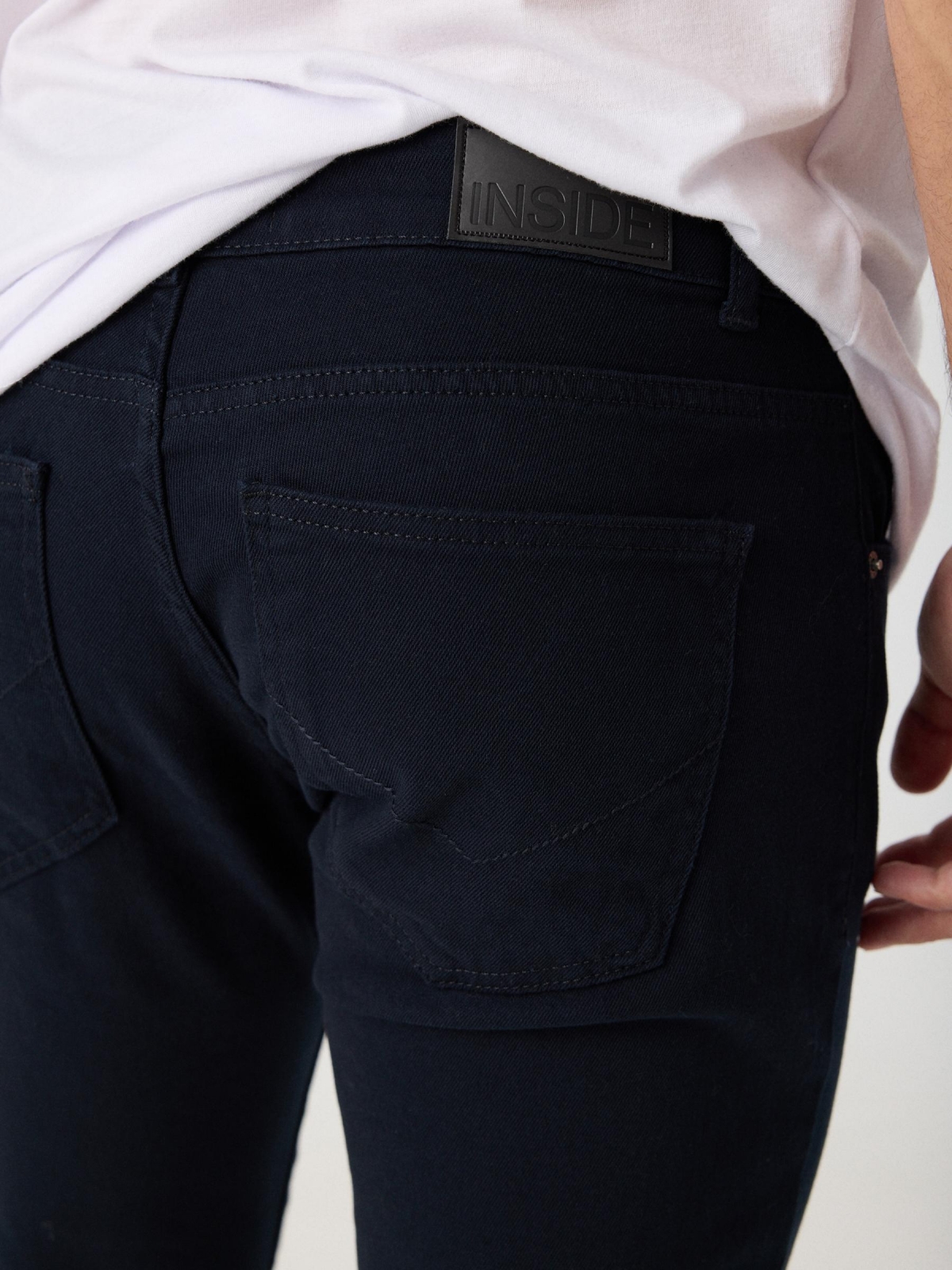 Pantalón regular cinco bolsillos azul marino vista detalle