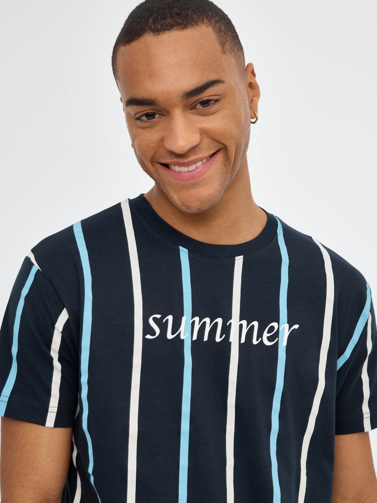 T-shirt estampada summer azul marinho vista detalhe