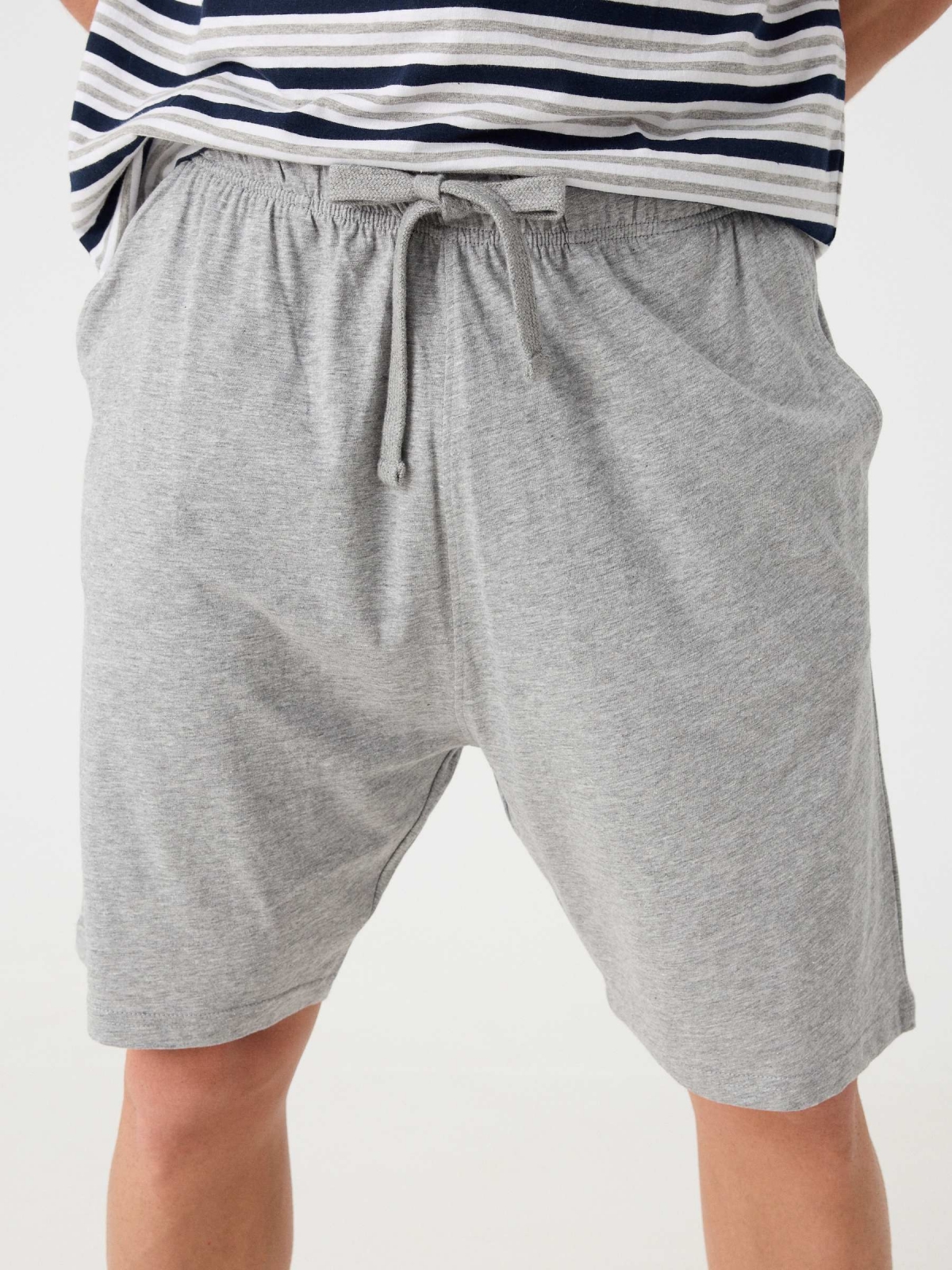 Pijama corto estampado rayas gris vista detalle