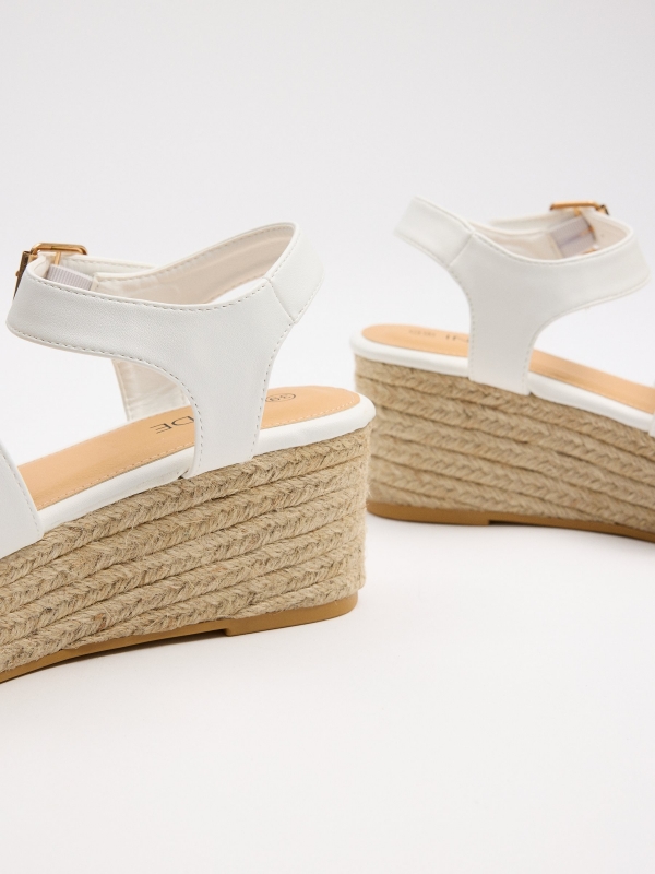 Spade wedge with shiny thread white detail view