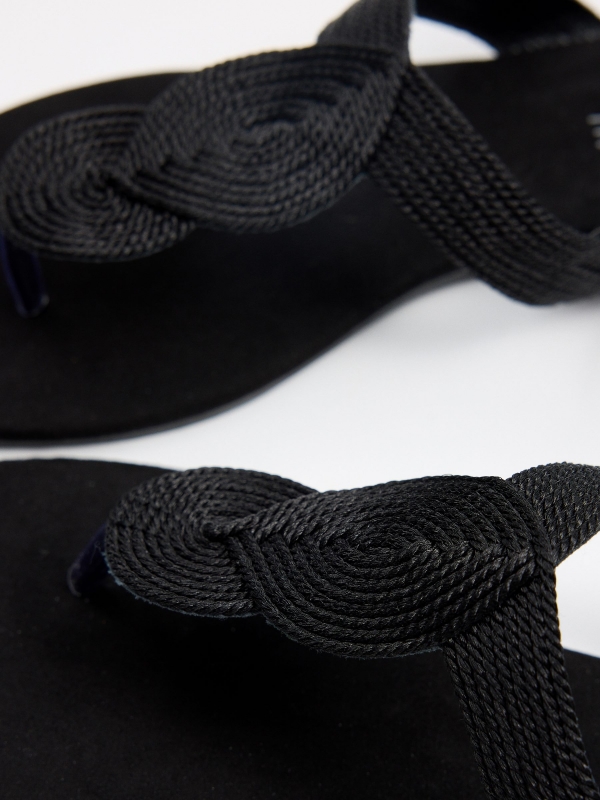 Sandalia dedo cuerda brillante negro vista detalle