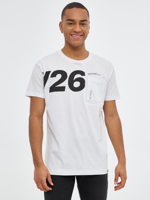 T-shirt gráfica com bolso branco vista meia frontal