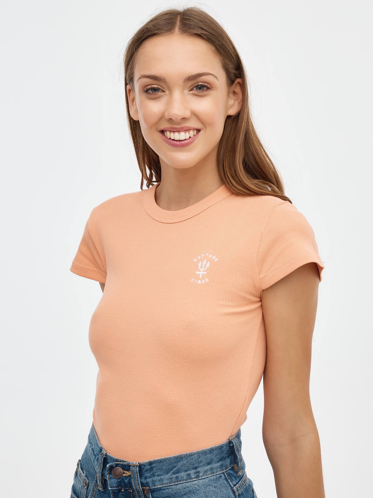 Camiseta crop Neptuno Vibes naranja vista media frontal