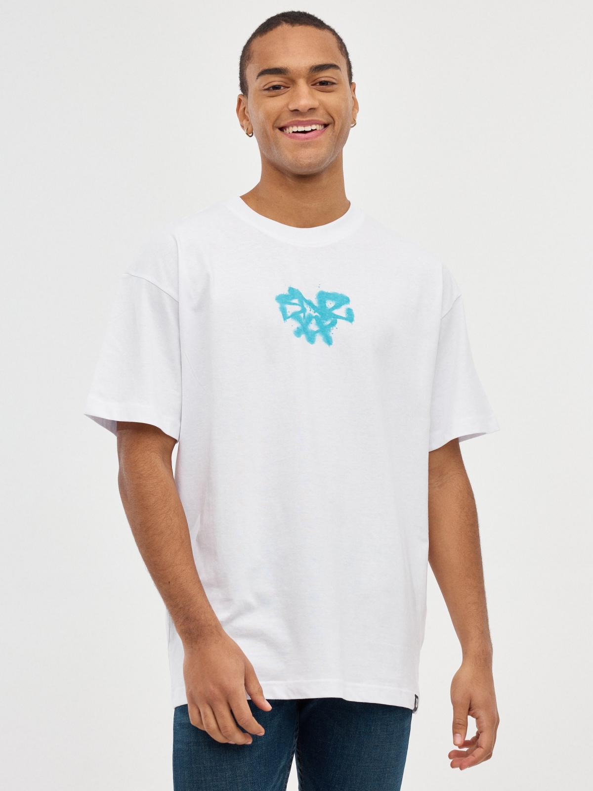 Camiseta graffiti azul blanco vista media frontal