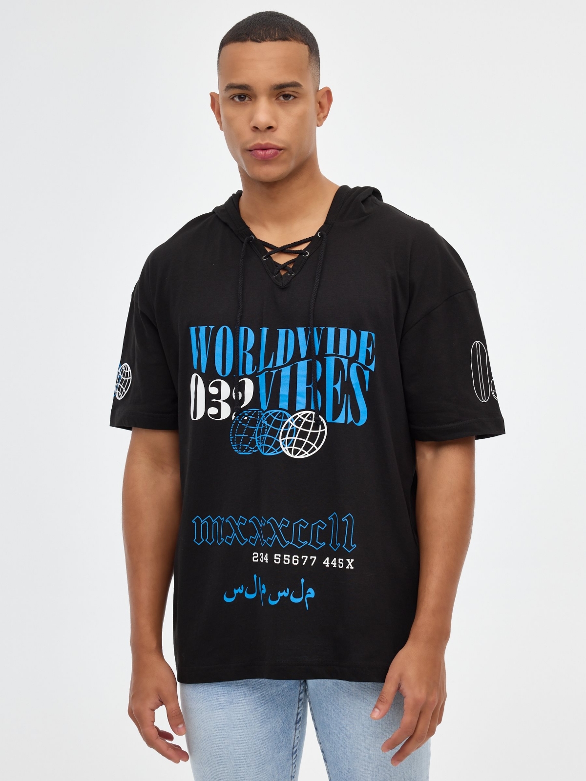 T-shirt mundial com capuz preto vista meia frontal