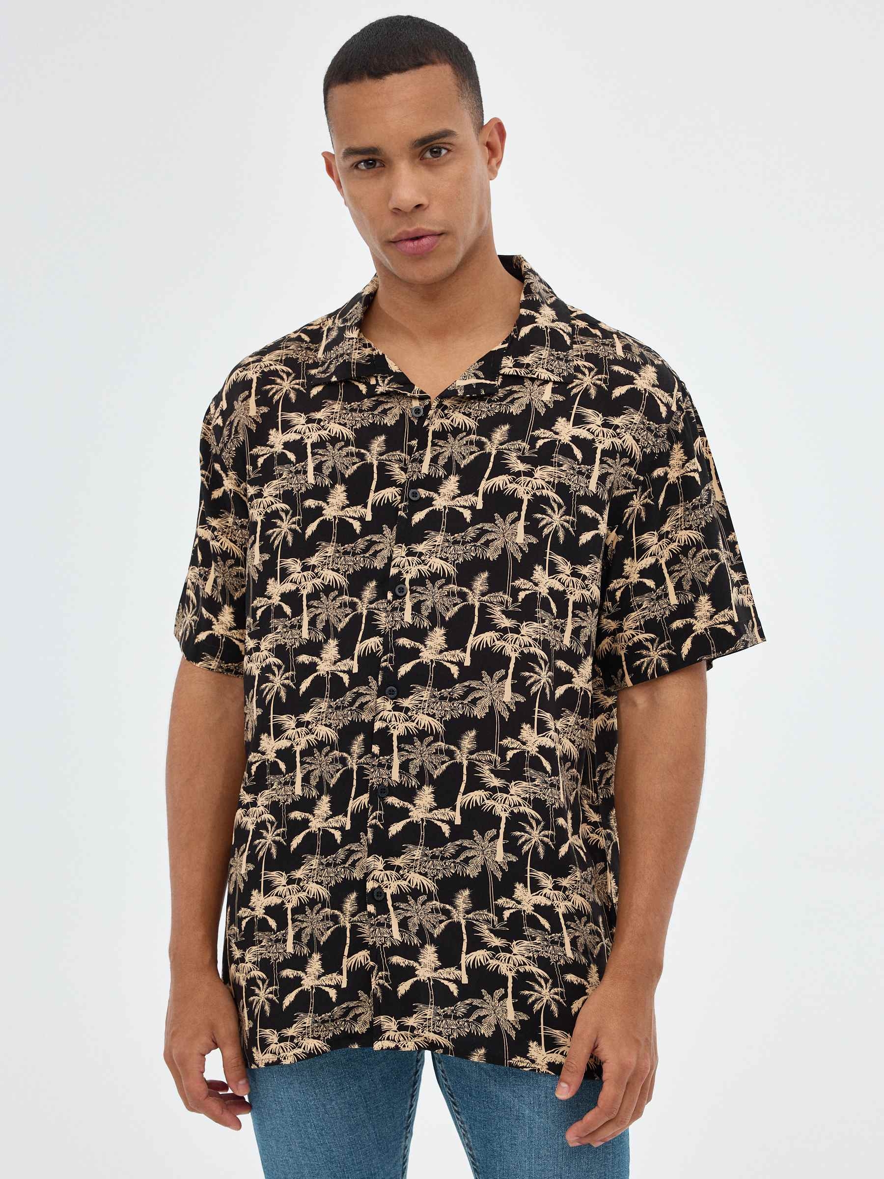 Camisa com estampa de palmeira preto vista meia frontal