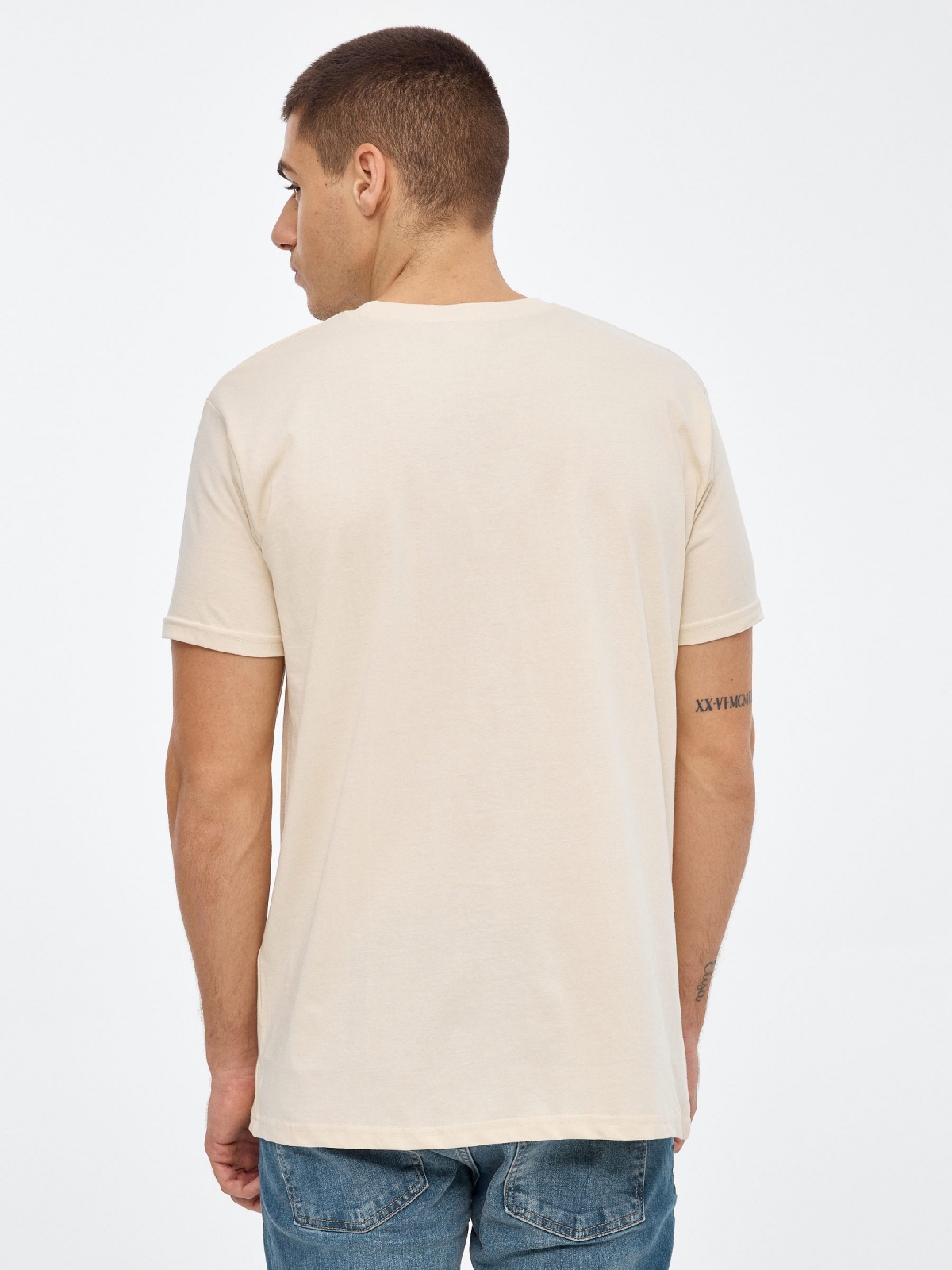 Camiseta estampado calavera arena vista media trasera