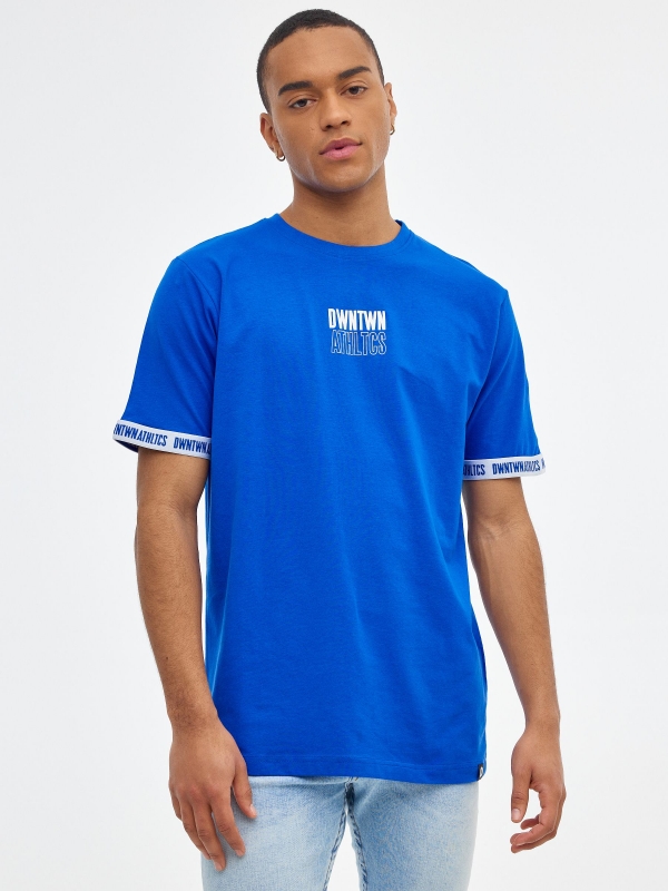 T-shirt ATHLTCS azul eléctrico vista meia frontal