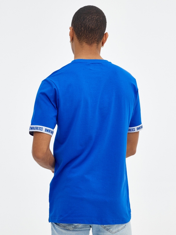 Camiseta ATHLTCS azul eléctrico vista media trasera