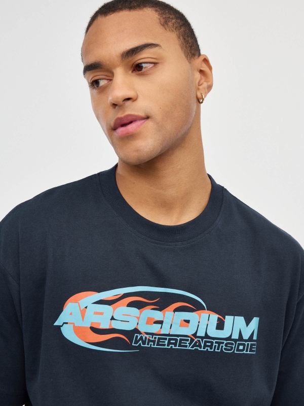 Camiseta Arscidium azul marino primer plano