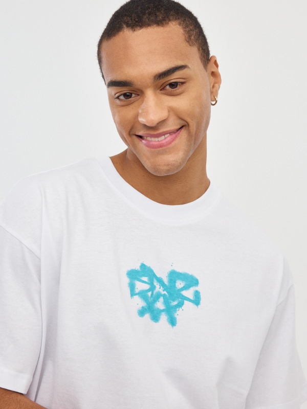 T-shirt de grafite azul branco vista detalhe