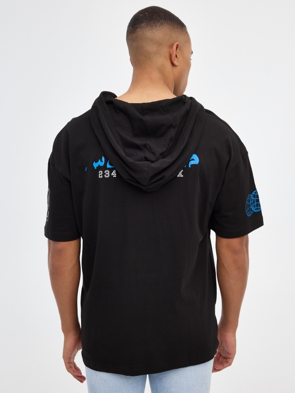 T-shirt mundial com capuz preto vista meia traseira