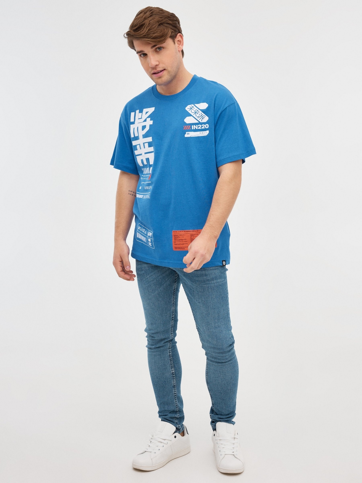 T-shirt impressão japonesa cor-de-laranja azul eléctrico vista geral frontal
