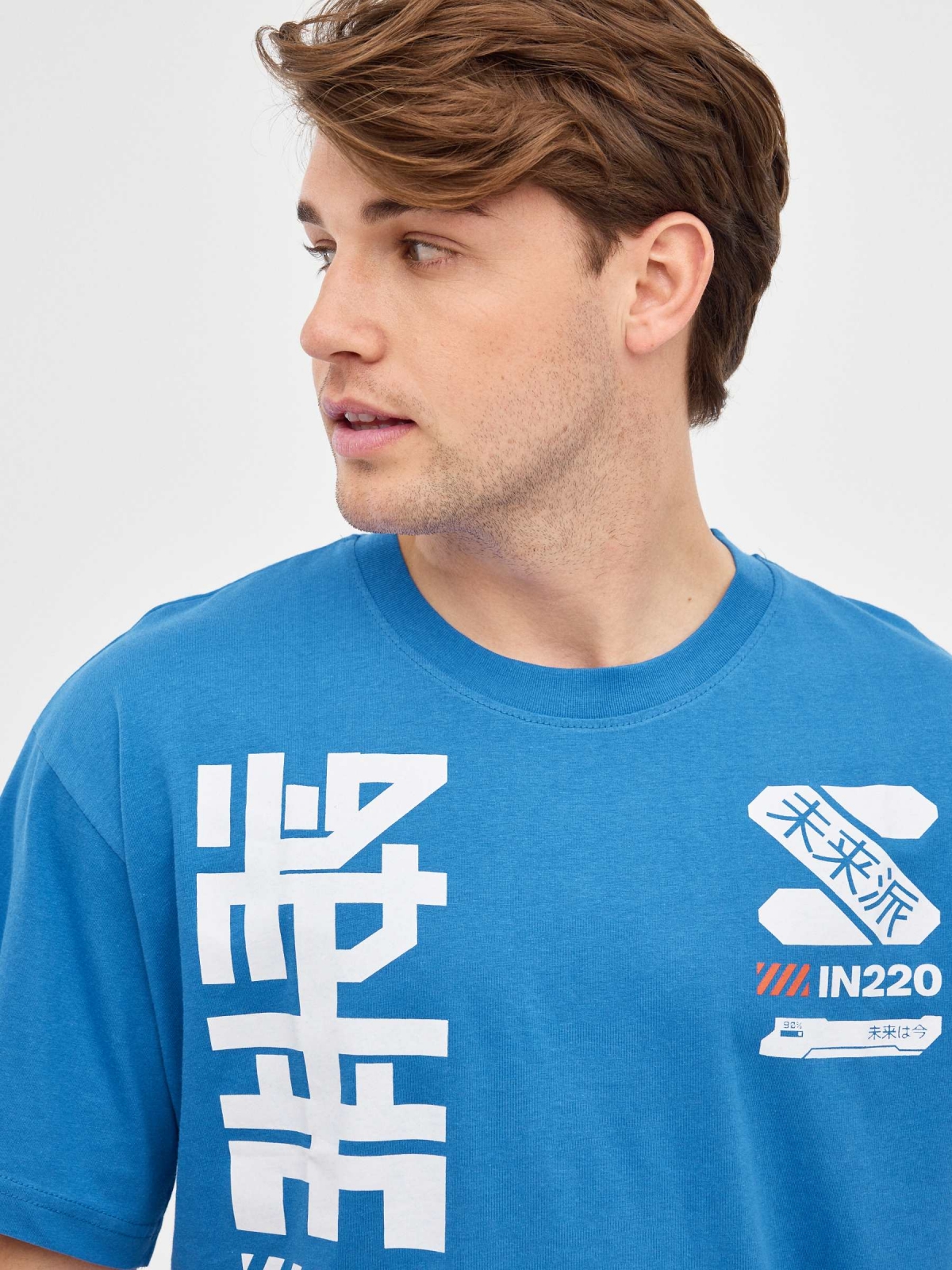 T-shirt impressão japonesa cor-de-laranja azul eléctrico primeiro plano