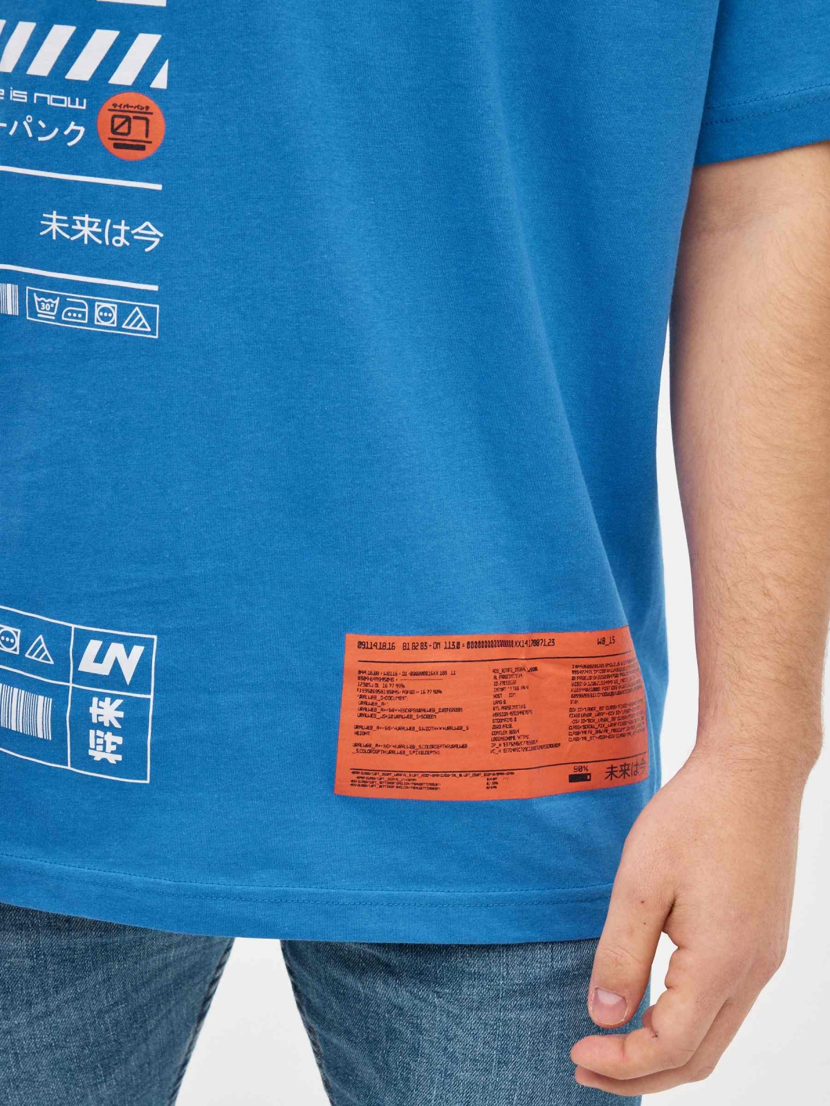 T-shirt impressão japonesa cor-de-laranja azul eléctrico vista detalhe
