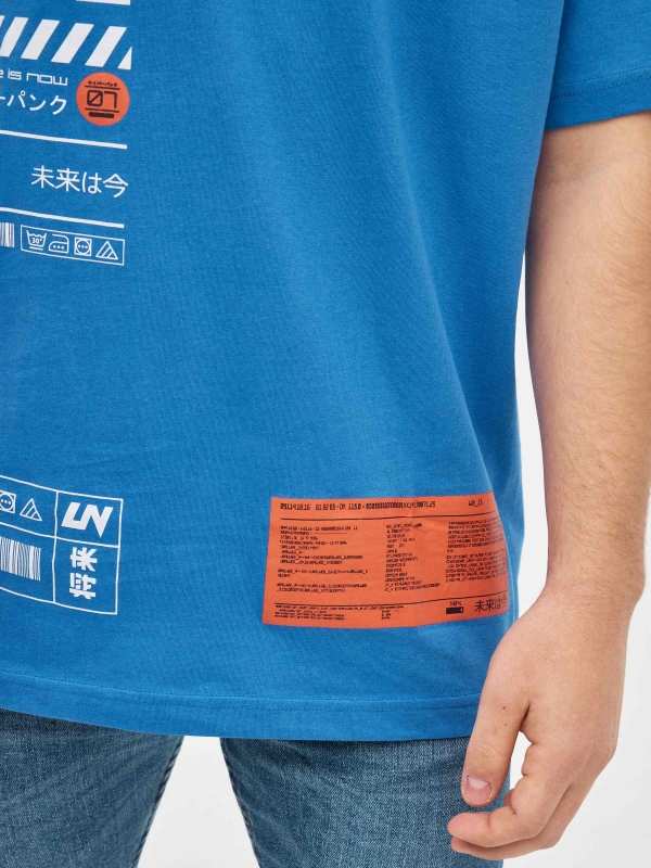 Camiseta naranja print japonés azul eléctrico vista detalle