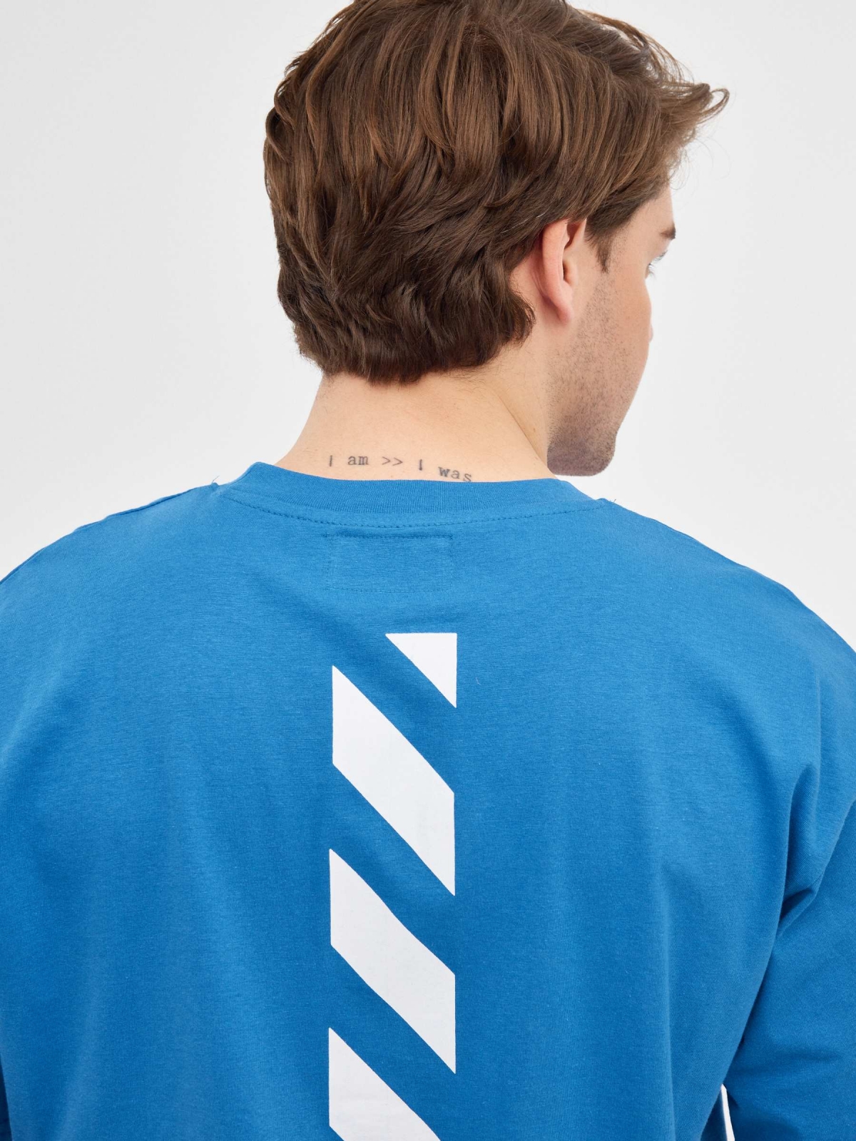 T-shirt impressão japonesa cor-de-laranja azul eléctrico vista detalhe