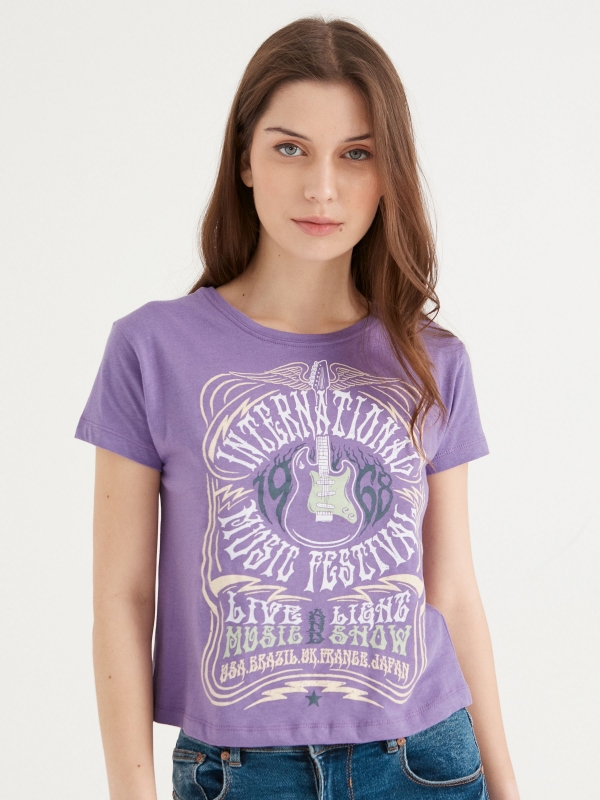 T-shirt estampa festival de música lilás vista meia frontal