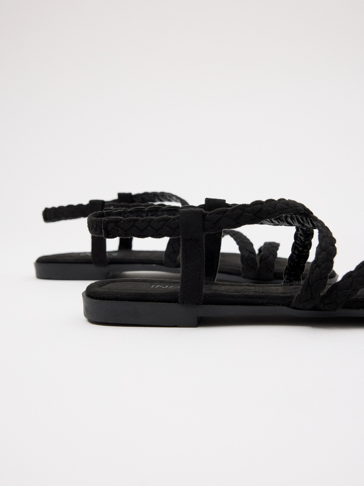 Sandália com correias trançadas preto vista detalhe