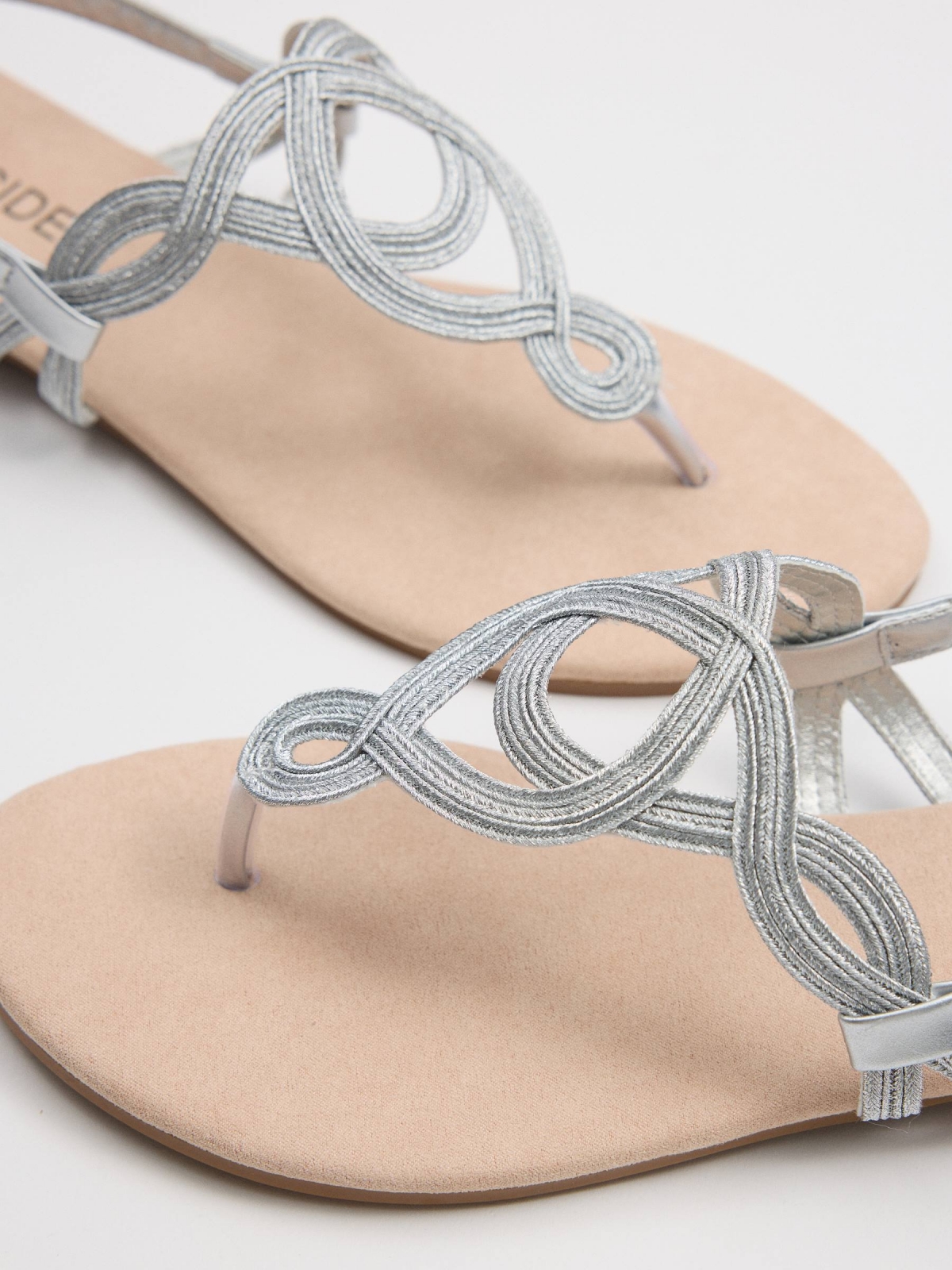 Sandálias de dedo com corda brilhante prata vista detalhe