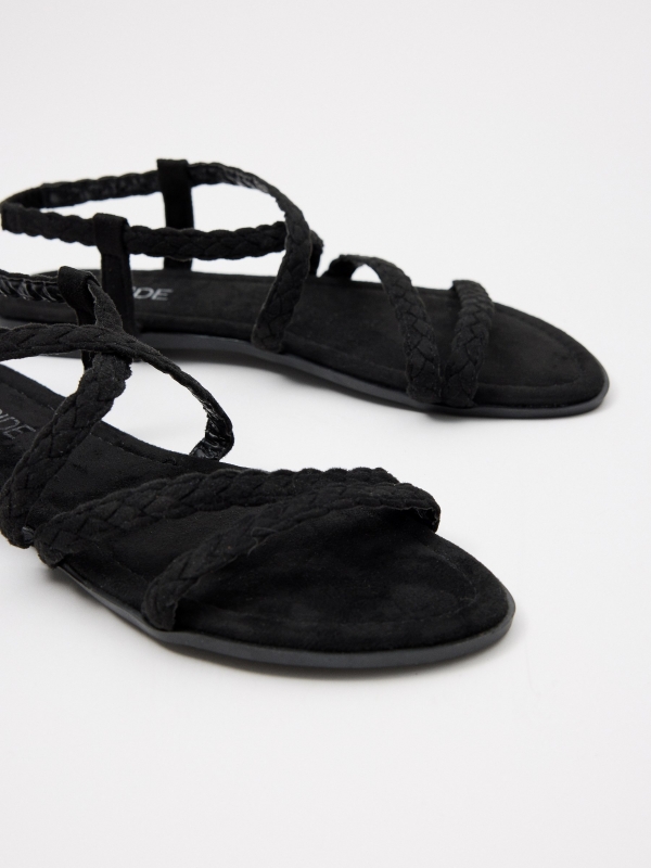 Sandalia de tiras trenzadas negro vista detalle