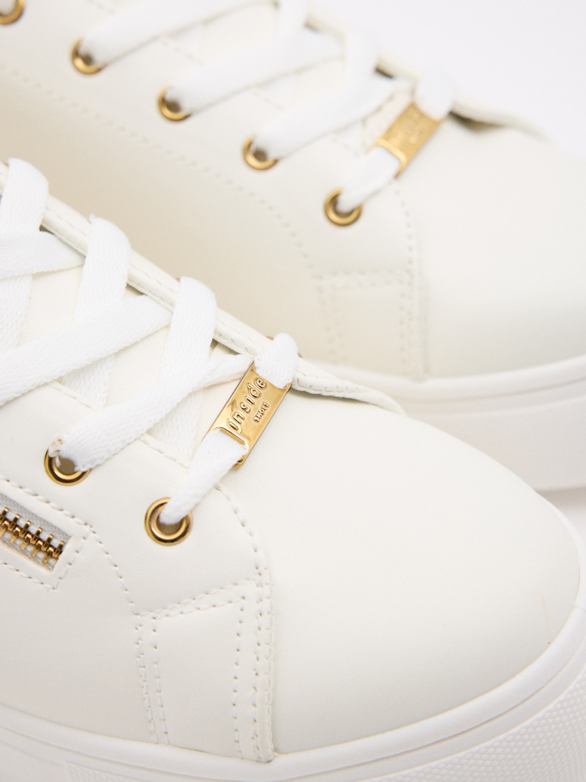 Casual sneaker with platform white detail view